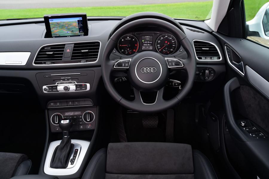 Торпедо Audi Q3 2.0 TDI Quattro (8U) 2015 года  (UK) (фото 4 из 6)
